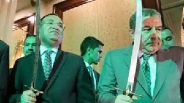 Bakanlar kılıçları çekti