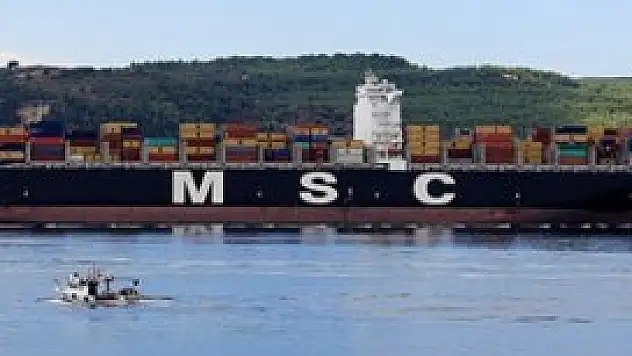 Dev gemi Çanakkale Boğazı'nı kapattı