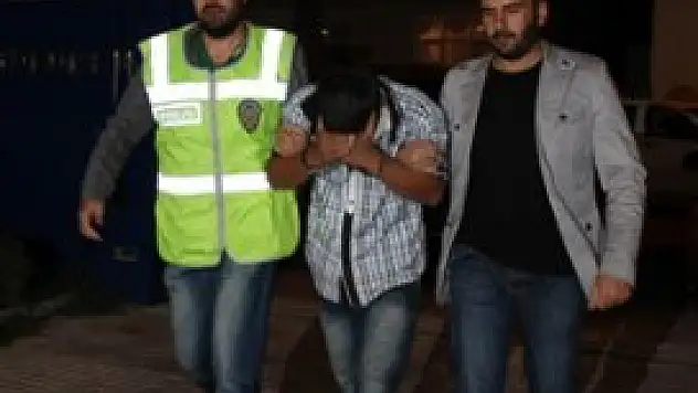 Sevgilisiyle vedalaşırken yakalandı!