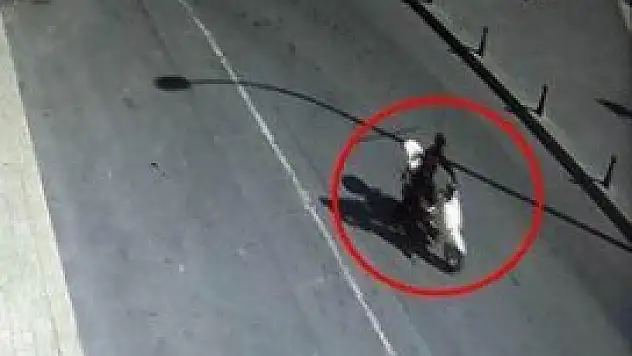 Bisiklet hırsızları güvenlik kamerasına yakalandı