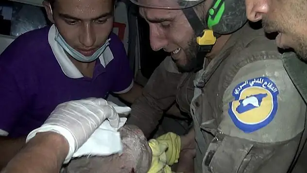 Suriye'de 1 aylık bebek enkazdan sağ çıkarıldı