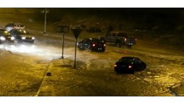 İstanbul'da rüzgar çatıları uçurdu ağaç devirdi