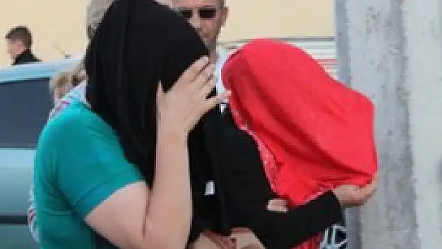 Hırsız kadınlar iş yeri sahibine yakalandı