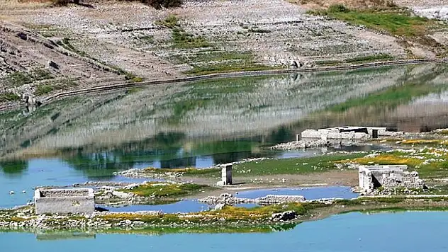 Sular çekilince asırlık köy ortaya çıktı