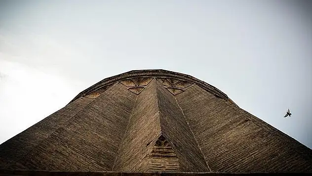 'Tuğrul Kulesi' ihtişamıyla çağlara meydan okuyor