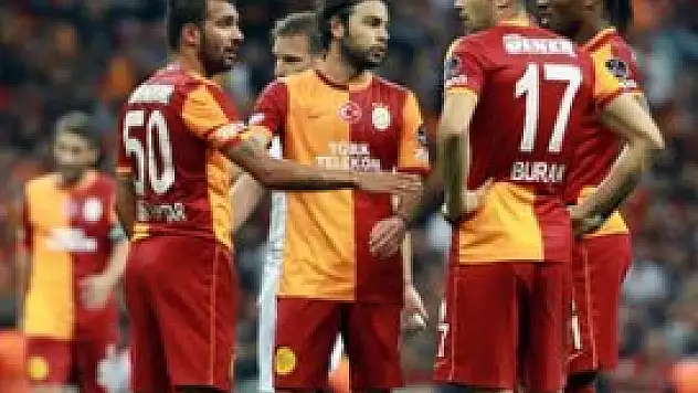 Galatasaray 1-1 eriyor