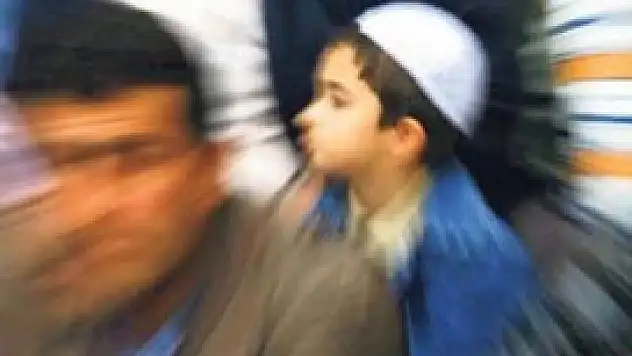 5 bin çocuk aynı anda namaza