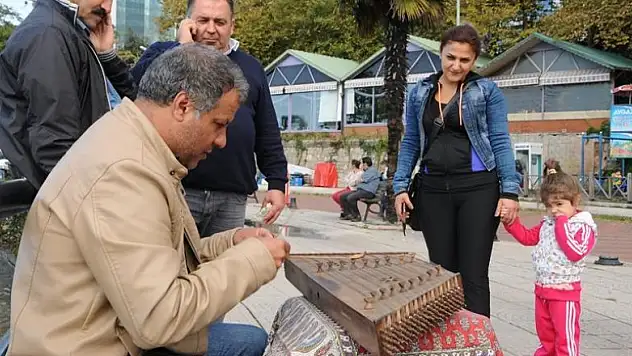 Fars, Arap ve Türk musikisine santur ile hayat veriyor