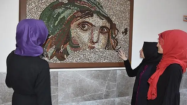 Atık seramiklerden sanat eseri yapıyorlar