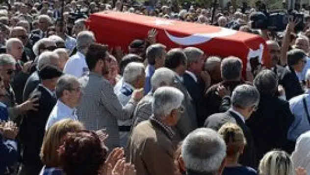 Yazar Turgut Özakman toprağa verildi