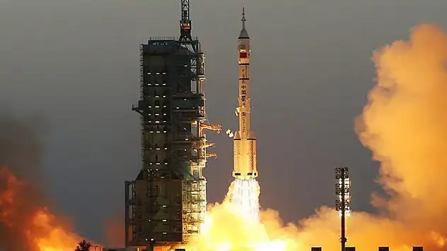 Çin, içinde 2 astronot bulunan uzay aracı fırlattı