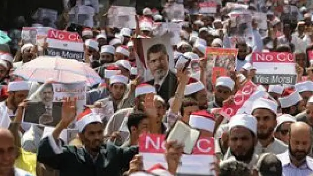 Darbeyi destekleyen Ezher Şeyhini protesto ettiler