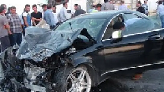 Otomobille tır çarpıştı: 4 yaralı