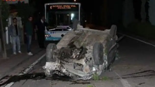 Üç otomobil çarpıştı 6 yaralı