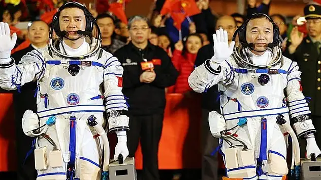 Çinli astronotlar uzay istasyonunda