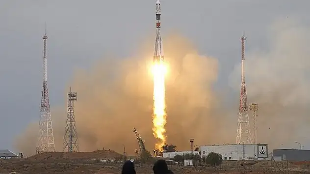 UUİ'ye gidecek ekibi taşıyan Soyuz fırlatıldı