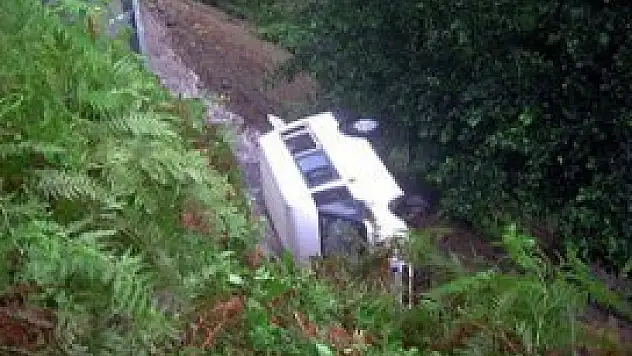 Minibüs uçuruma yuvarlandı