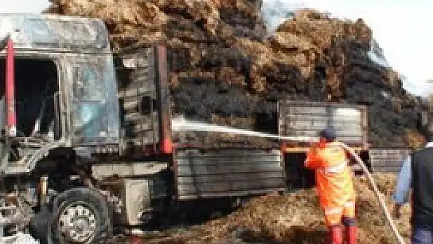 Konya'da seyir halindeki saman yüklü tır yandı
