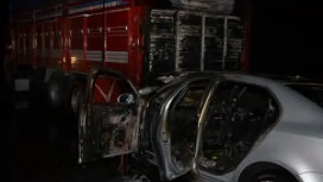 Kamyona çarpan otomobil yandı!