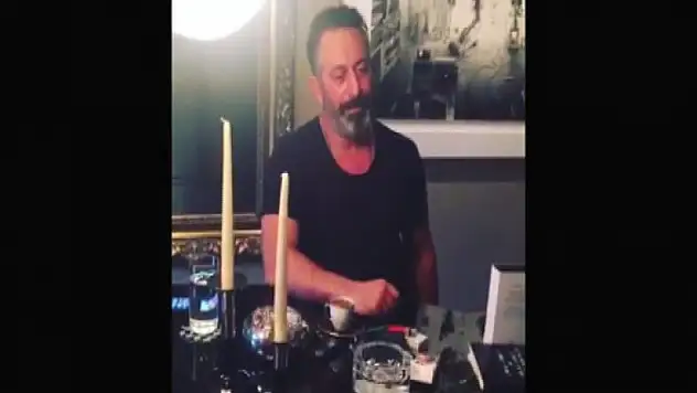 Cem Yılmaz oğluna kötü örnek oldu!