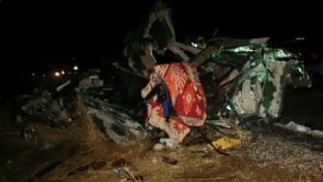 Kamyonla otomobil çarpıştı: 1 ölü, 2 yaralı