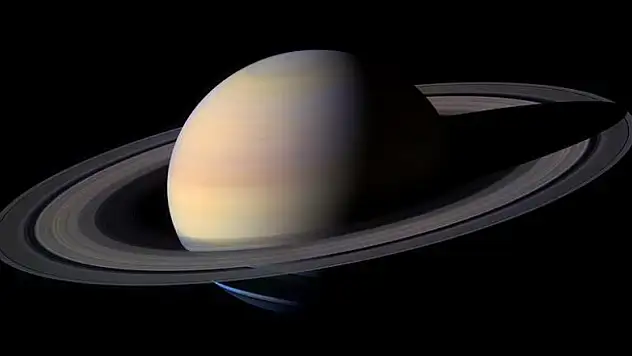 Satürn'ün altıgen kutbu renk değiştirdi