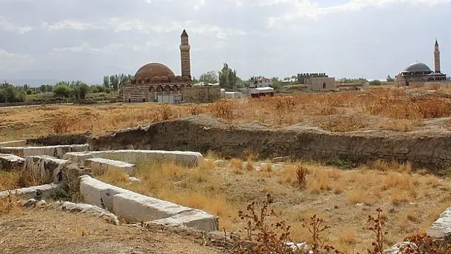 Eski Van şehrinde 'kamu binaları' gün yüzüne çıkarıldı