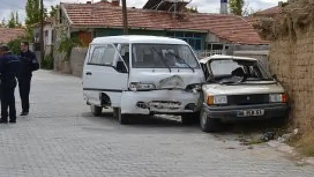 Kamyonet otomobille çarpıştı 5 yaralı