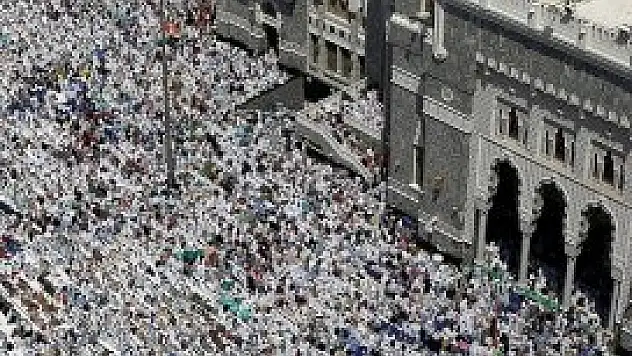 Yüzbinler cuma namazını Kabe'de kıldı