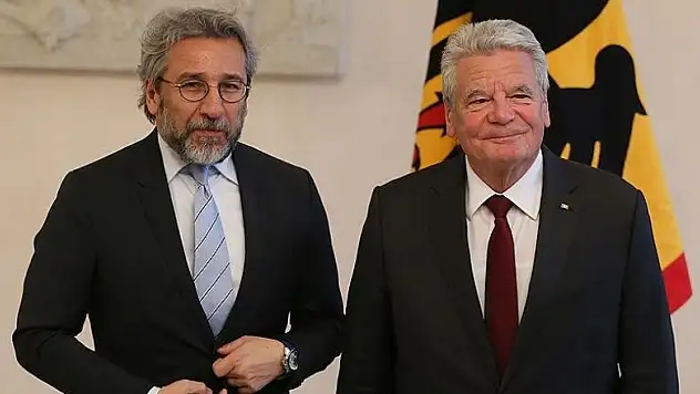Gauck hakkında yakalama kararı olan Dündar'ı kabul etti