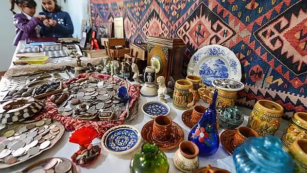 40 yıldır biriktirdiği antika eşyaları evinde sergiliyor