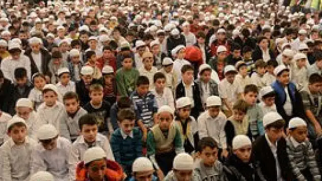 Binlerce çocuk aynı anda namaza başladı