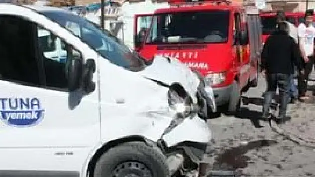 Savrulan araç kadınlara çarptı 5 yaralı