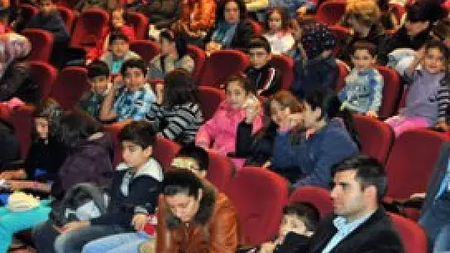 Akşehir'li çocuklardan tiyatroya yoğun ilgi
