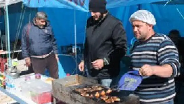 Kurban pazarlarında tatlıcı, köfteci polisler görevde