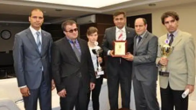 Şampiyonluk kupasını Başkan Kalaycı'ya getirdiler