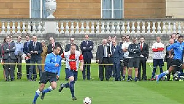 Saray bahçesinde futbol