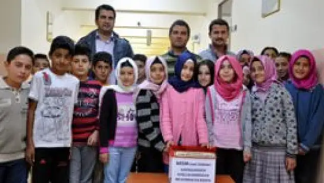 Harçlıklarıyla kardeşlerini sevindirecekler