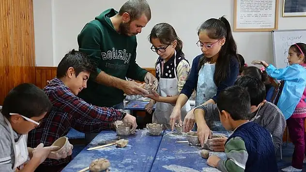 Yetiştiği köyünde çocukları sanatla buluşturuyor