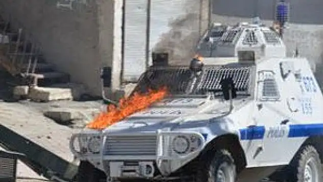 Hakkari'de izinsiz gösteriye polis müdahelesi