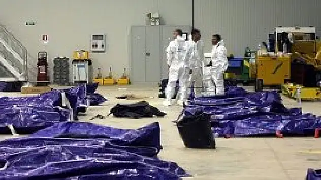 Alabora olan teknede ölenlerin sayısı 300'ü geçti