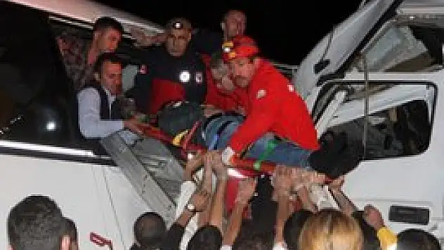 Yolcu otobüsü ile tır çarpıştı: 2 ölü 35 yaralı