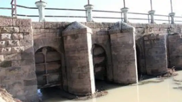 Seydişehir'de tarihi taş köprü onarılmayı bekliyor