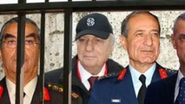 İşte rütbesi sökülerek 'er' olacak komutan listesi