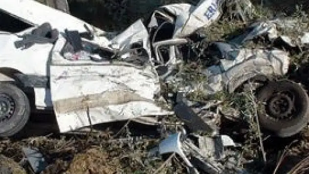 Kütahya'da minibüsle tır çarpıştı: 9 ölü, 3 yaralı