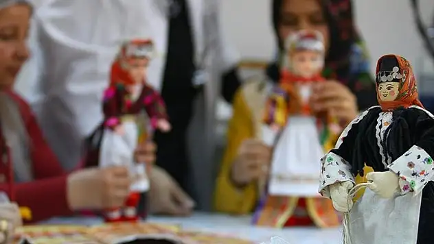 'Ezo Gelin' oyuncak bebeklerde yaşatılıyor