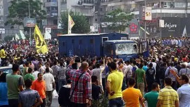 Mısır'da güvenlik güçleri göstericilere ateş açtı: 37 yaralı