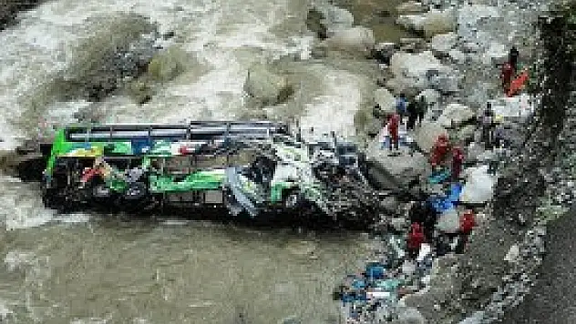 Peru'da yolcu otobüsü nehre uçtu: 50 ölü