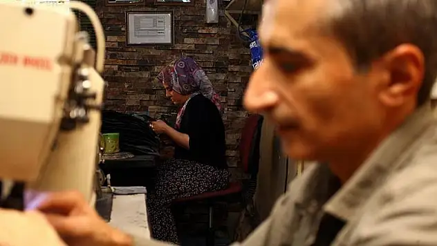 Çevresine kulak asmadı eşi ile açtıkları atölyede 'saya' dikiyor