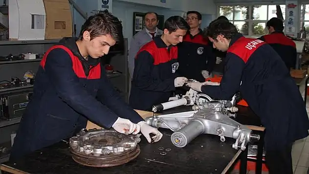 Genç teknisyenler gözünü yerli uçağa dikti